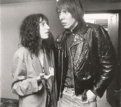 Pattie Smith and Fred "Sonic" Smith (1978 - Photo by Sue Rynski) Patti Smith Group, Robert Mapplethorpe, Patti Smith, I'm With The Band, Music Photo, Bruce Springsteen, Post Punk, Two People, New Wave