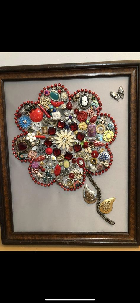 Watch Art And Craft, How To Make Vintage Jewelry Framed Art, Brooch Art Framed, Old Watches Crafts Ideas, Broach Crafts, Crafts Using Buttons, Broken Jewelry Crafts, Jeweled Wreath, Jewelry Shadow Box