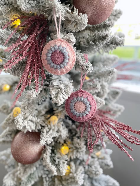 Easy Crochet Ornaments, Granny Circle, Granny Christmas, Crochet Christmas Ornaments Free, Crochet Ornament Patterns, Christmas Crochet Patterns Free, Crochet Holiday, Crochet Xmas, Circle Ornament