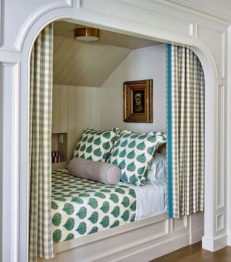 Daybed Nook, Bed Alcove, Bedroom Nooks, Bed Nooks, Small Attic Bedroom Ideas, Built In Beds, Small Attic Bedroom, Alcove Bed, Cabin Beds