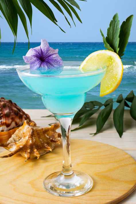 Blue Hawaiian Cocktail, Hawaiian Cocktails, Beach Cocktails, Food Art Photography, Beach Drinks, Fancy Drinks, Tropical Drink, Tropical Beaches, Pretty Drinks