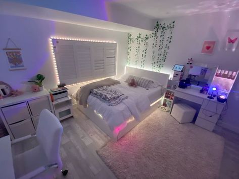 Room Ideas For A Small Room, Chill Bedroom Decor, Big Room Ideas Bedrooms, Chill Room Ideas Bedrooms, Simple Room Ideas, Room Set Up Ideas, Chill Bedroom, Small Room Layouts, Big Bedroom