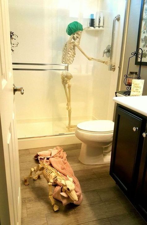 10 Spooky Halloween Bathroom Decorating Ideas for 2019 Halloween Bathroom Decorations, Halloween Bathroom Decor, Halloween Decorating Ideas, Cheap Diy Halloween Decorations, Halloween Creative, Halloween Bathroom, Halloween House Party, Diy Halloween Decor, Modern Halloween