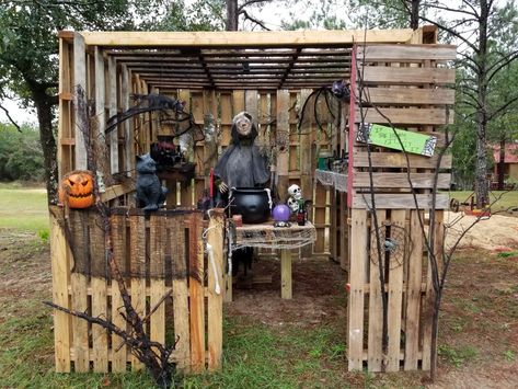 Witches shack with pallets Diy Halloween Witch Hut, Haunted Shed Ideas, Pallet Haunted House Ideas, Halloween Noodles, Witch Shack Halloween, Witch Shack, Witch’s Lair, Haunted Trail Ideas, Witch Energy