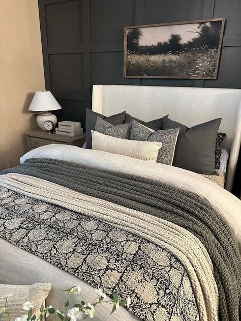 Dark Bedspread Bedroom, King Size Bedroom Ideas, Bed Layering Ideas, King Bedding Ideas, King Bed Styling, King Bedroom Ideas, Layered Bedding Ideas, Layered Bedding, Quilted Bedding