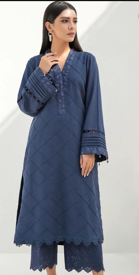 Plain Dress Designs Pakistani, Plain Kurti Designs, Dress Design Pakistani, Cotton Suit Designs, Kurtis Design, Stylish Kurtis, Lace Dress Design, Stylish Short Dresses, Dress Design Patterns