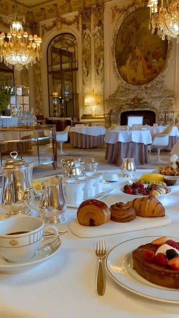 Breakfast Croissant, Fiesta Table, Modern Restaurant Design, Interior Design Videos, Hotel Breakfast, Luxury Hotel Room, Dinner Restaurants, Paris Luxury, Luxury Food