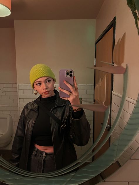 Beanie With Short Hair Black Women, Beanies With Pixie Hair, People Wearing Beanies, Beanie Outfit Short Hair, Neon Beanie Outfit, Hats For Bald Women Style, Beanie Outfit Black Women, Short Hair With Beanie, Beanie Short Hair