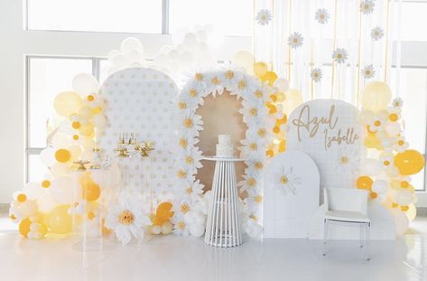 Daisy Backdrop, Naming Ceremony Decoration, Flower Birthday Party, Fairy Garden Birthday Party, Daisy Party, Simple Birthday Decorations, Baby Shower Yellow, Bee Baby Shower Theme, Bumble Bee Baby Shower