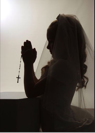 <3 First Communion Picture Ideas, First Communion Photo Ideas, First Communion Photoshoot, First Communion Photography, Communion Photoshoot, Communion Pictures, Communion Photos, Look At This Photograph, Catholic Confirmation