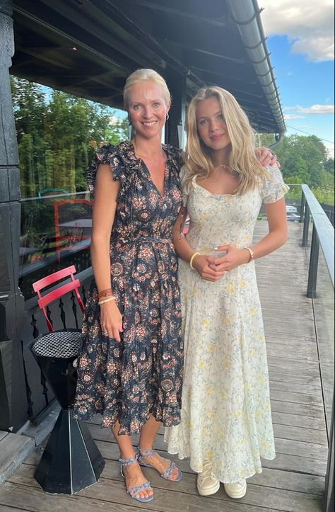 Mum Of The Group Aesthetic, Blonde Mom And Daughter, Blonde Family, Scandinavian Women, Susie Wolff, Daughter Photo Ideas, Mommy And Baby Pictures, London Baby, Teen Daughters