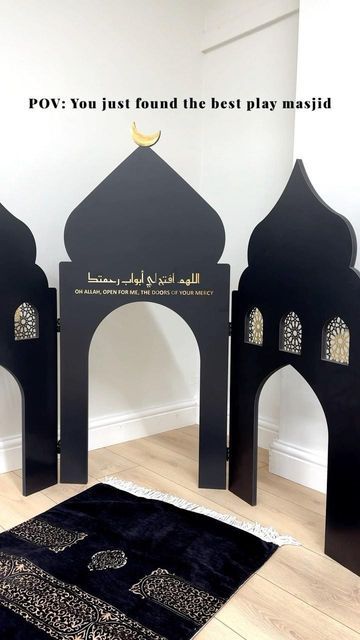 Classroom Decor Islamic, Islamic Bulletin Board Ideas, Maulid Decoration, Islamic Decorations Art, Ramazan Ideas, Ramadan Printables, Muslim Prayer Room Ideas, Prayer Room Ideas, Classroom Window