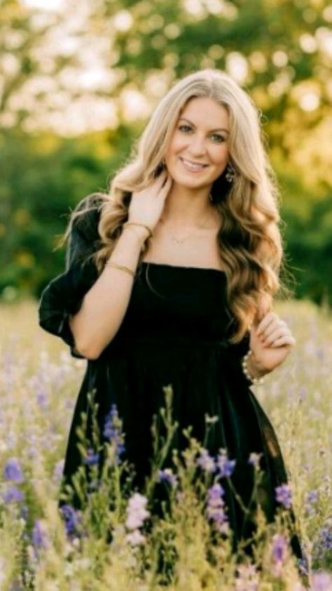 Summer Senior Picture Ideas, Photography Poses Outdoor, Pretty Senior Pictures, Outdoor Senior Photography, Field Senior Pictures, Senior Pictures Dresses, Outdoor Senior Pictures, Cute Senior Pictures, Poses Outdoor