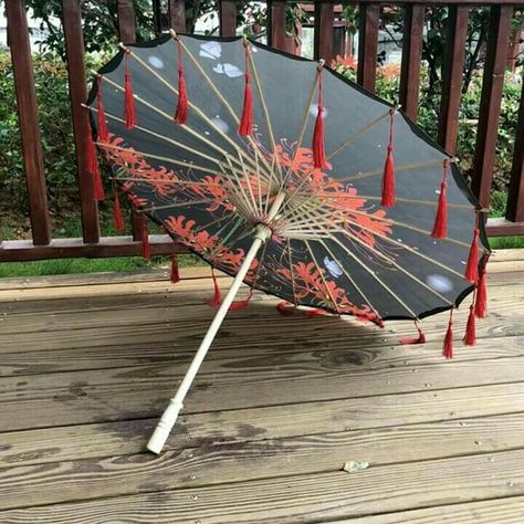 Chinese Parasol, Chinese Umbrella, Red Spider Lily, Cute Umbrellas, Japanese Umbrella, Seni Dan Kraf, Fantasy Props, Umbrellas Parasols, Anime Accessories