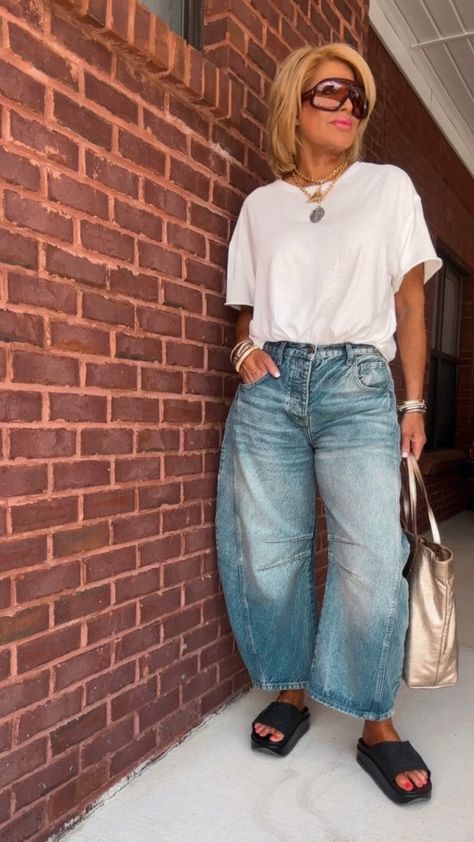 Wide Leg Jeans Outfit, Chic Clothing Style, Barrel Jeans, Jeans Street Style, Jeans Outfit Summer, Lucky You, Casual Chic Style, Professional Outfits, Casual Street Style