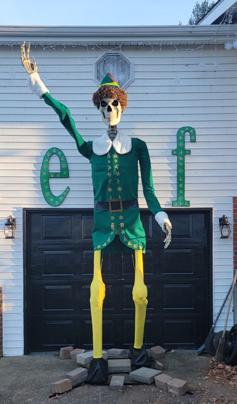 12 Foot Skeleton, Skeleton In The Closet, Clowns Halloween Decorations, Skeleton Costumes, Skeleton Clothes, Giant Skeleton, Scary Halloween Decorations Outdoor, Halloween Outside, Christmas Lollipops