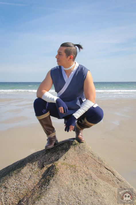 luckygrim: Took Milo out for photos at the beach over the weekend. Sokka cosplay. Sokka Costume Diy, Atla Costumes, Sokka Costume, Sokka Cosplay, Atla Cosplay, Korra Cosplay, Avatar Halloween, Water Bender, Avatar Cosplay