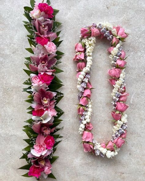 Lei & Floral Designs 🌺 by Brittanie C on Instagram: "in love with these color combos 🤍🩷  ^ ^ ^  #hoonanihawaii #hoonanifloral #leipoo #leimaking #lei #leialoha #hawaiiflowers #hawaiiwedding #oahuwedding #hawaiiphotography #oahuphotography #hawaiistagram #hawaiilife #hawaiifashion #hawaiistyle #madeinhawaii #hawaiismallbusiness #madewithaloha #pikake" Hawaiian Haku Lei, Haku Lei Poo, Graduations Lei, Haku Lei With Veil, Flower Lei Diy, Haku Lei Graduation, Pikake Lei, Traditional Hawaiian Wedding Leis, Graduation Leis Diy Ribbons