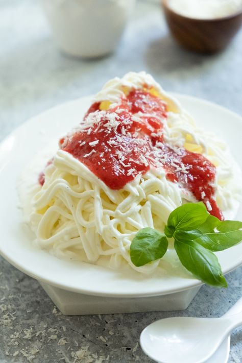 German Spaghetti Ice Cream (Spaghettieis) German Spaghetti, German Deserts, Traditional German Desserts, Spaghetti Ice Cream, Plate Of Spaghetti, Easy German Recipes, Ice Cream Homemade, Food Authentic, Birthday 22