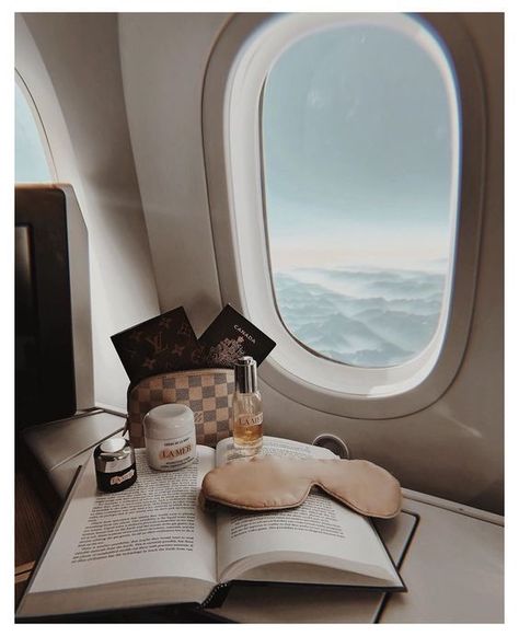 Travel Aesthetic Airport, Janice Joostema, Aesthetic Airport, Luxury Lifestyle Travel, Airport Pictures, Airport Aesthetic, Airplane Essentials, Travel Pictures Poses, Trip Essentials