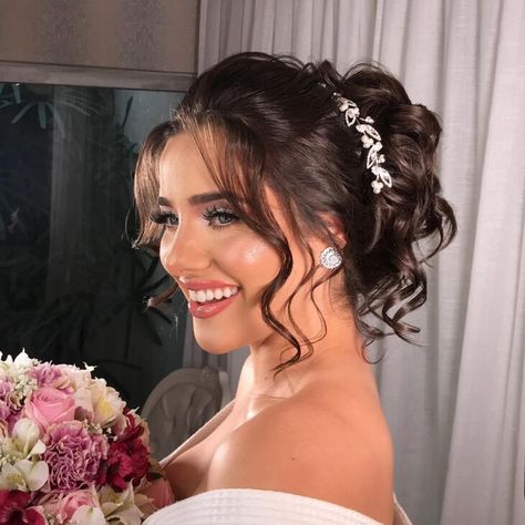 60 fotos de coque bagunçado para apostar em um penteado despojado - Foto 99 Textured Bun Wedding, Bridal Hair Buns, Party Hairstyles, Wedding Beauty, Bride Hairstyles, Bun Hairstyles, Bridal Hair, Wedding Hairstyles, Wedding Gowns