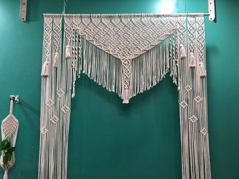 Macrame Learning, Macrame Videos, Macrame Wedding Arch, Macrame Wedding Decor, Pola Macrame, Simple Beach Wedding, Macrame Wedding Backdrop, Macrame Knots Tutorial, Macrame Backdrop