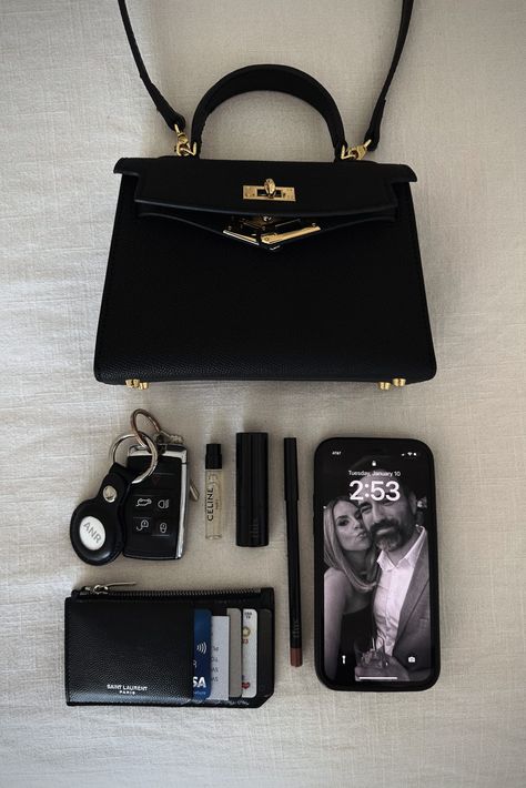 What Is In My Bag Aesthetic, Mini Handbags Aesthetic, Inside Purse Aesthetic, Aesthetic Black Handbag, Lily And Bean, What’s In My Purse, What’s In My Bag ?, Black Luxury Bag Aesthetic, Bag Spill