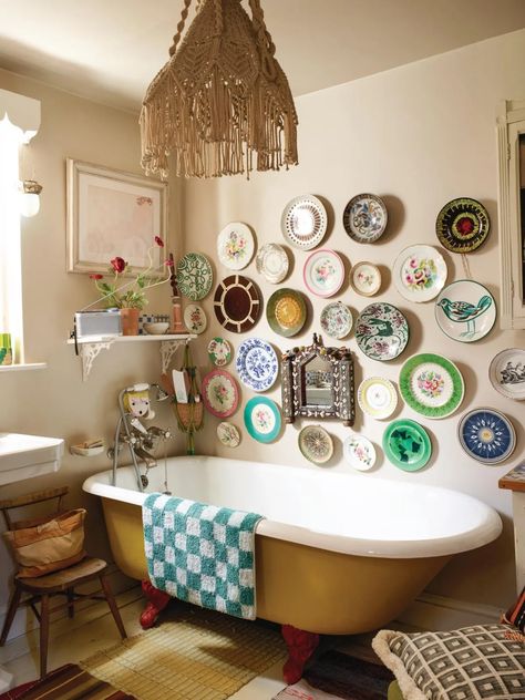 Inside Lucinda Chambers' Victorian home - Homes and Antiques Maximalist Bathrooms, Flea Market Furniture, Plates On The Wall, Lucinda Chambers, Yellow Tile, London Kitchen, Roll Top Bath, London House, Kitchen Extension