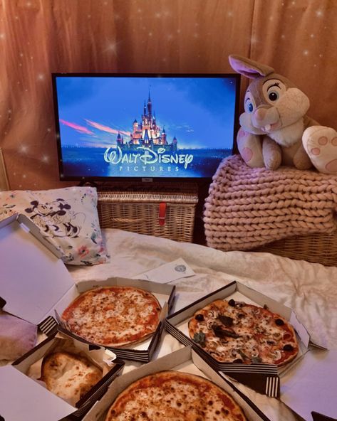 Disneylivingmagic on Instagram: “Pizza nightttssss are my favourite 🍕💕 . . . Before all the lockdowns! Me and the boys use to go to the cinema and eat out @pizzaexpress…” Pizza Movie Night, Pizza Pillow, Pizza Pin, Movie Night At Home, Me And The Boys, Movie Night For Kids, Go To The Cinema, Pic Nic, Pillow Fort