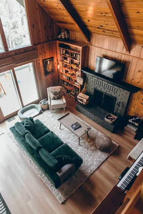 Cozy Cabin In The Woods, Cabin Interior Design, Cabin Living Room, Wooden Living Room, Cabin Interiors, Wooden Cabins, Cabin Living, A Frame Cabin, Cabin In The Woods