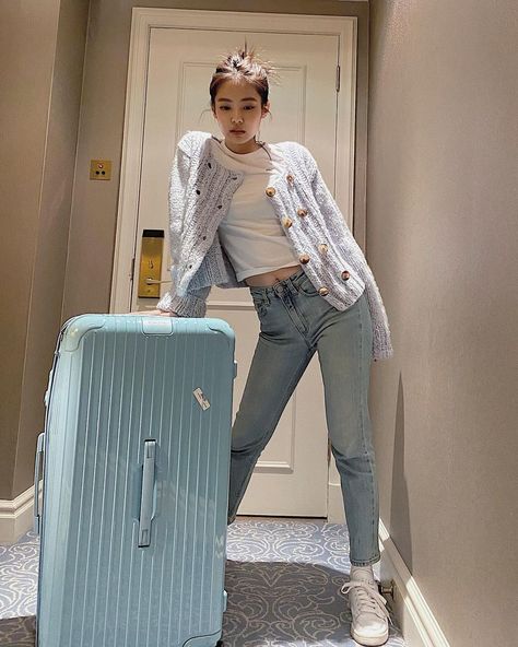 Date night to airport look: Take fashion inspiration from BLACKPINK's Jennie for all occasions Blackpink Pasta, Korean Girl Style, Blackpink Airport, Jennie Fashion, Jenny Kim, Wallpaper Rose, Blackpink Outfits, Good Week, Jennie Kim Blackpink