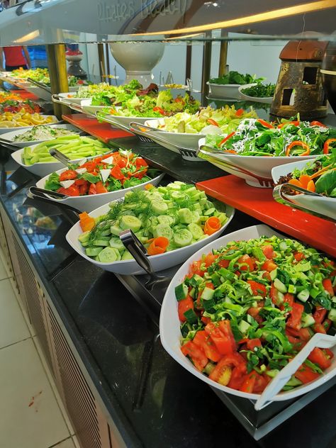 Banquet Food Display Presentation, Buffet Style Restaurant, Salad Buffet Ideas, Salad Bar Ideas Party, Salad Bar Ideas Buffet, Italian Food Party, Vegetarian Buffet, Salad Buffet, Wedding Buffet Food