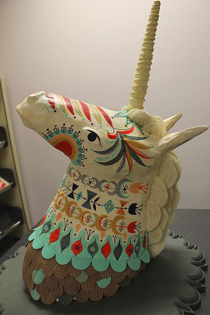 Papier Mache Unicorn Head----oooo I could totally help you with this Hantverk Diy, Paper Mache Projects, Paper Mache Animals, Paper Mache Art, Paper Mache Sculpture, Paper Mache Crafts, Unicorn Head, Faux Taxidermy, Papel Mache