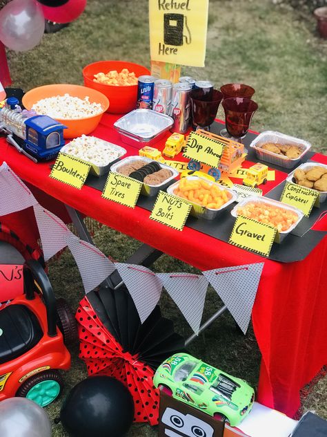 Food and Drinks: Serve food items that resemble car parts or are car-themed, such as "spare tire" donuts, "traffic light" fruit skewers, or "race track" sandwiches. Cars Theme Food, Birthday Pizza, Veggie Plate, Fruit Skewers, Car Theme, Car Plates, Food Stands, Car Themes, Birthday Food