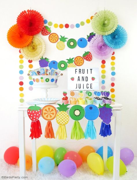 DIY Fruit & Juice Drinks Station - learn to style a fun, interactive, easy and super tasty drinks and fruit bar for your kids birthday or play dates! by BirdsParty.com @birdsparty #drinkststaion #juicebar #kidsjuicebar #fruitbar #fruitstation #partyideas #rainbowparty #rainbowbirthday Fruit Banner Free Printable, Fruits Party Ideas, Juice Decoration Ideas, Summer Theme Birthday Party Ideas, Fruit Birthday Party Theme Decorations, Fruit Themed Decor, Fiesta Decorations Ideas, Fruits Theme Birthday Party, Fruit Decorations For Party