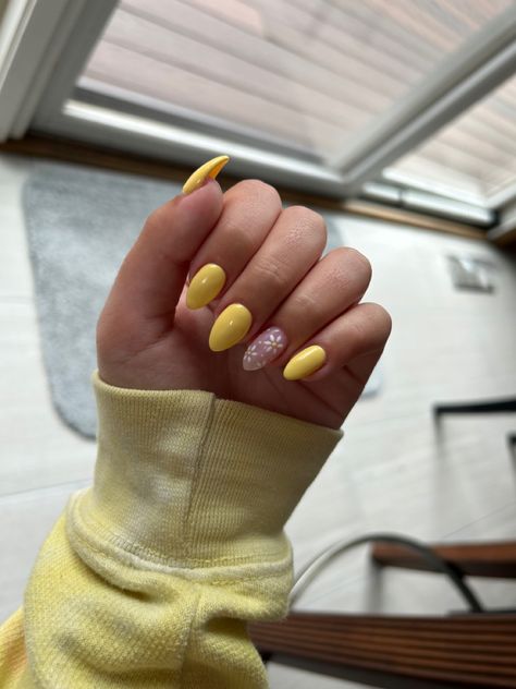 Sunflowers Nails, Yellow Almond Nails, Ombre Chrome, Yellow Stuff, Ombre Chrome Nails, Easter Yellow, Nails Art Ideas, Sunflower Nails, Easter Nail Designs