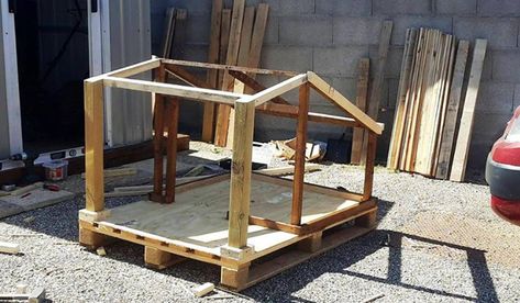 Outside Dog Houses, Dog House Plan, Pallet Dog House, Wood Dog House, House Frame, Goat House, Build A Dog House, Dogs Diy Projects, Large Dog House