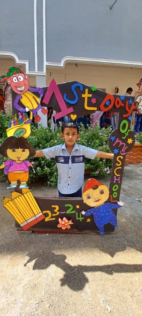 Photo frame First Day Of School Selfie Frame, First Day Of School Photo Frame, My First Day At School Frame, 1st Day At School Frame, My First Day Of Preschool, Diy Crafts Pencil Case, Selfie Board, School Photo Frames, Kindergarten Photos