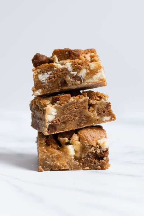 Biscoff Blondies, White Chocolate Blondies Recipe, Chocolate Blondies Recipe, Best Blondies Recipe, Biscoff Recipes, Chocolate Blondies, White Chocolate Blondies, Biscoff Biscuits, Biscoff Cookie Butter