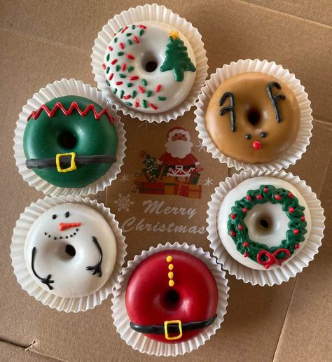 Mini Donuts Decoration, Mini Donuts Ideas, Holiday Donuts, Donut Decorating Ideas, Fancy Donuts, Diy Outside Christmas Decor, Outside Christmas Decor, Halloween Donuts, Christmas Donuts