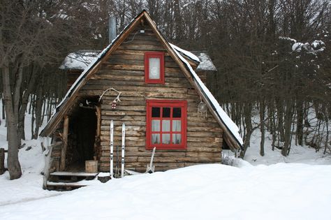 Ski cabin with red windows in Ushuaia, Argentina. Red Windows, Ski Cabin, Forest Cabin, Tiny Cabins, Country Cabin, Cottage Cabin, Cabin Living, Winter Cabin, Little Cabin