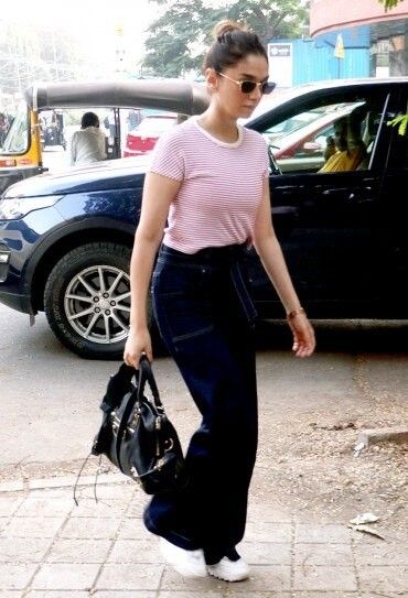 Bollywood Celebrity Casual Outfits, Jeans Top Outfit, University Fits, Jean Top Outfits, Jhanvi Kapoor, Dress Western, Aditi Rao, Celebrity Casual Outfits, Queen Rania