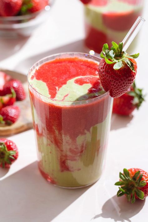 This Strawberry Matcha Smoothie has two beautiful layers, it's refreshing, and naturally energizing. Earthy matcha goes perfectly with the sweet strawberries, mango, and bananas! This smoothie is easy to make and it makes a great healthy breakfast or snack for any matcha lover. Macha Smoothie, Layered Smoothie, Green Tea Smoothie, Matcha Lover, Strawberry Matcha, Food Van, Matcha Smoothie, Strawberry Smoothie, Strawberry Banana