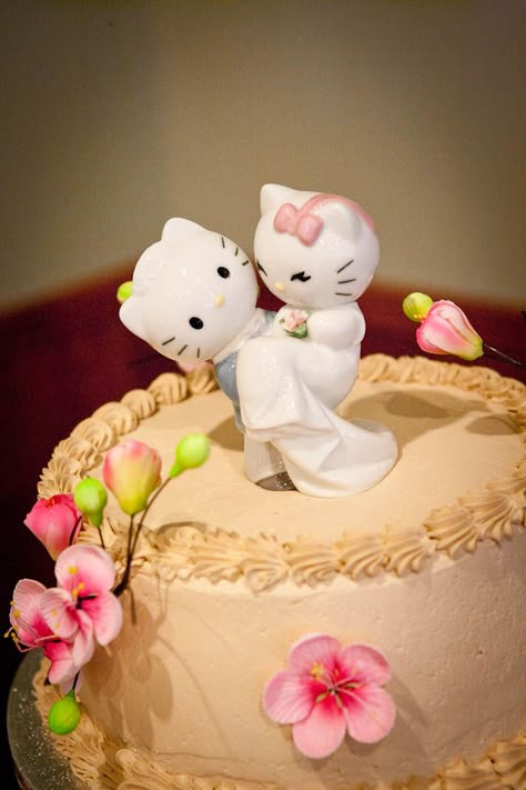 Our Hello Kitty themed wedding - the Cake Topper =) Sanrio Wedding Dress, Sanrio Wedding, Hello Kitty Wedding Cake, Wedding Hello Kitty, Hello Kitty Wedding, Worst Wedding Dress, Purple Wedding Dress, Hello Kitty Themes, Eclectic Wedding