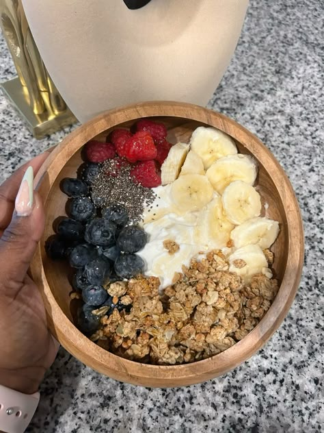 Parfait bowl Healthy Dessert Bowls, Yougart Parfait Bowl, Desayuno Aesthetic, Parfait Bowl, Back To School Goals, Keto Halloween, Quick And Easy Snack Recipes, Easy Snack Ideas, Trail Mix Recipes