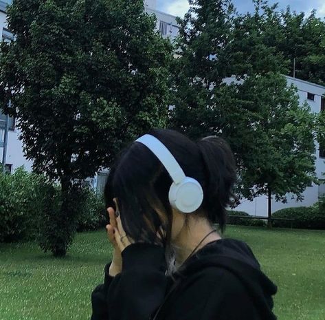 Korean Headphones, Boy With Headphones Aesthetic, Pink Aesthetic Korean, Girl Headphones, Headphone Aesthetic, Headphone Outfit, Girl Train, Cute Headphones, Wearing Headphone