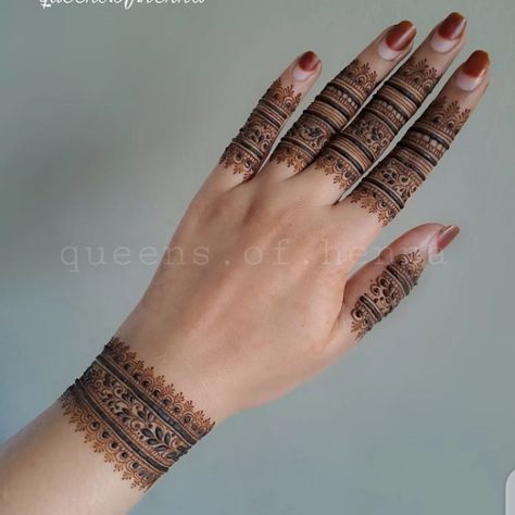 Henna Design Fingers, Simple Henna Designs Back Hand, Mehndi Designs On Fingers, Mehandi Designs Fingers, Mehandi Designs For Fingers, Finger Design Mehndi, Simple Easy Henna Designs, Henna For Fingers, Mahendi Designs Latest Back Hand