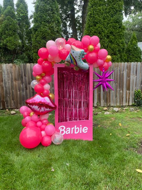 DIY Barbie box! Instructions below: Lifesize Barbie Box Diy, Life Size Barbie Box Diy, Diy Barbie Box Photo Booths, Barbie Float, Barbie Box Diy, Life Size Barbie, Homecoming Floats, Barbie Party Decorations, Daisy Birthday