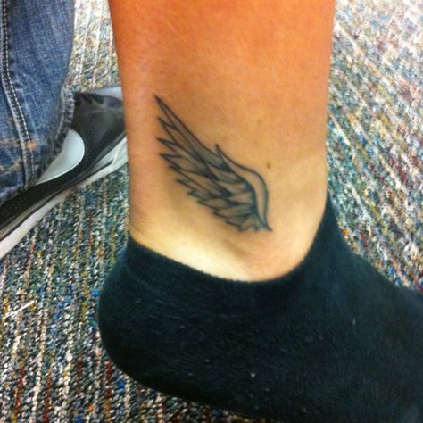 Sick tattoo idea! Miguel got wings on his ankle ls because he is a running stud! Whoop! He makes me proud to run for Dumas(: team Miguel! Running Tattoo Ideas, Small Wing Tattoos, Hermes Tattoo, Marathon Tattoo, Runner Tattoo, Half Arm Sleeve Tattoo, Running Tattoo, Phoenix Tattoo Design, Sick Tattoo