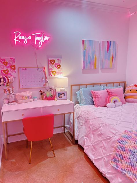 Colorful Preppy Room, Cute Preppy Bedroom, Beds Preppy, Preppy Girl Bedroom, Preppy Beds, Hot Pink Room Aesthetic, Preppy Teen Room, Teen Girl Bedroom Ideas Aesthetic, Preppy Teen Bedroom